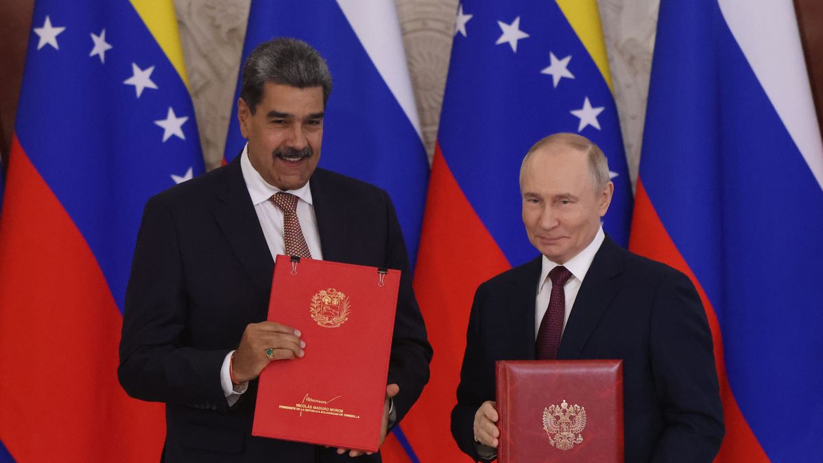 MOSCOW, RUSSIA - MAY 7: (RUSSIA OUT) Venezuelan President Nicolas Maduro (L) exchanges documents with Russian President Vladimir Putin (R) prior to the meeting with President of Russia, May 7, 2025 in Moscow, Russia. President Putin is meeting with foreign leaders who have arrived in Moscow ahead of Victory Day celebrations on May 9, as Russia prepares to commemorate the 80th anniversary of the end of World War II. (Photo by Contributor/Getty Images)