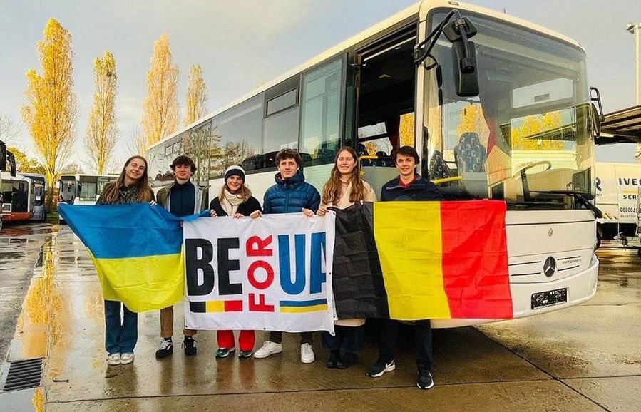Автобус. на який зібрали підлітки з Бельгії незабаром возитиме українських школярів