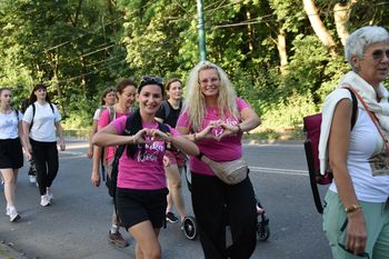 Piekary Śląskie: Pielgrzymka kobiet i dziewcząt. Pątniczki idą do śląskiej królowej