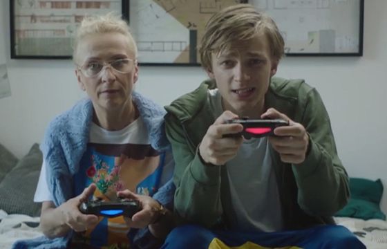 Babcia grająca z wnuczkiem w gry wideo promuje Allegro Smart! (wideo)