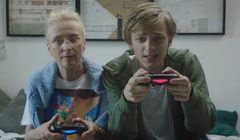 Babcia grająca z wnuczkiem w gry wideo promuje Allegro Smart! (wideo)