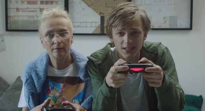 Babcia grająca z wnuczkiem w gry wideo promuje Allegro Smart! (wideo)