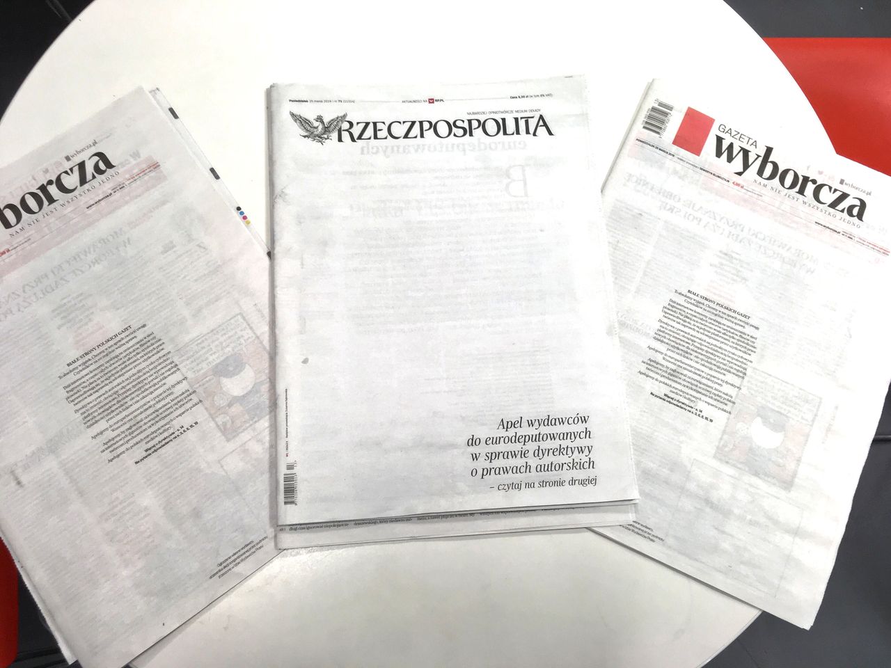 Białe strony poniedziałkowych gazet (Kamil Dudek)