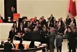 Bijatyka w parlamencie. Politycy w Turcji okładali się pięściami