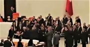 Bijatyka w parlamencie. Politycy w Turcji okładali się pięściami
