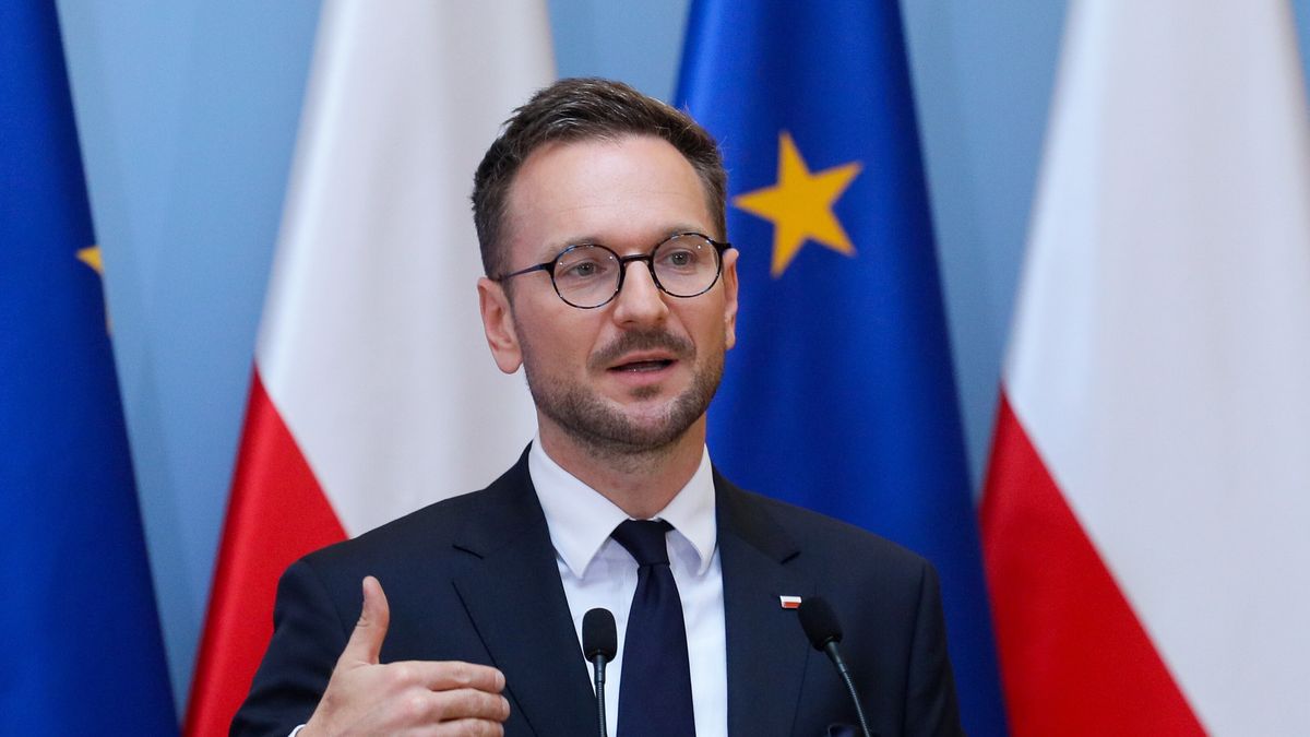 Warszawa, 03.07.2023. Minister rozwoju i technologii Waldemar Buda podczas konferencji prasowej w KPRM w Warszawie, 3 bm. Spotkanie dotyczyło programu "bezpieczny kredyt", w którym osoby do 45. roku życia mogą starać się o zakup np. pierwszego mieszkania z pomocą państwa. (jm) PAP/Paweł Supernak