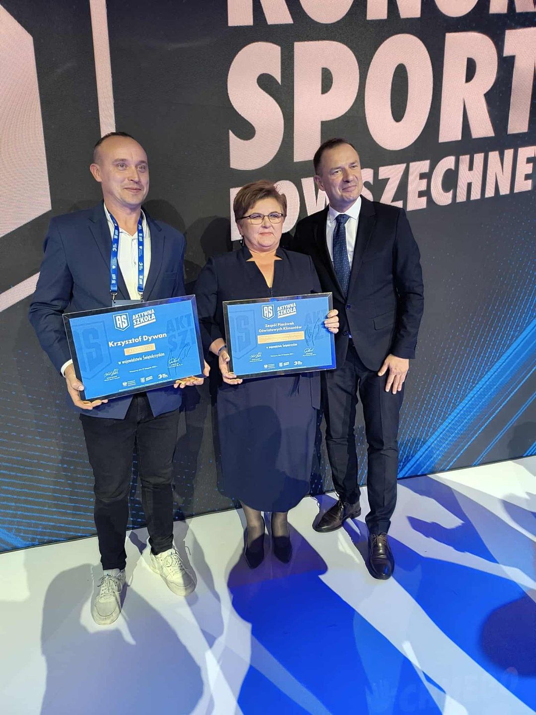 Wyróżnienie odebrała dyrektor Zespołu Placówek Oświatowych w Klimontowie Danuta Król-Chuchnowska oraz nauczyciel wychowania fizycznego Krzysztof Dywan.