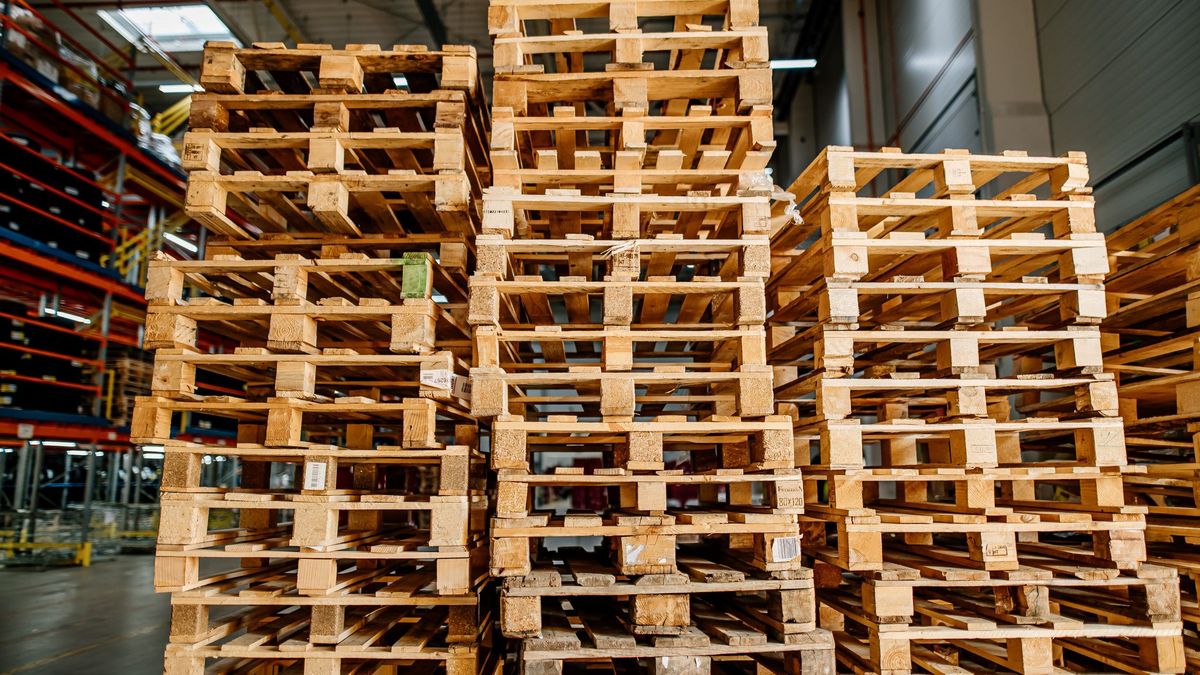 Magazyny fabryk są pełne towarów. Chętnych na ich zakup brak.