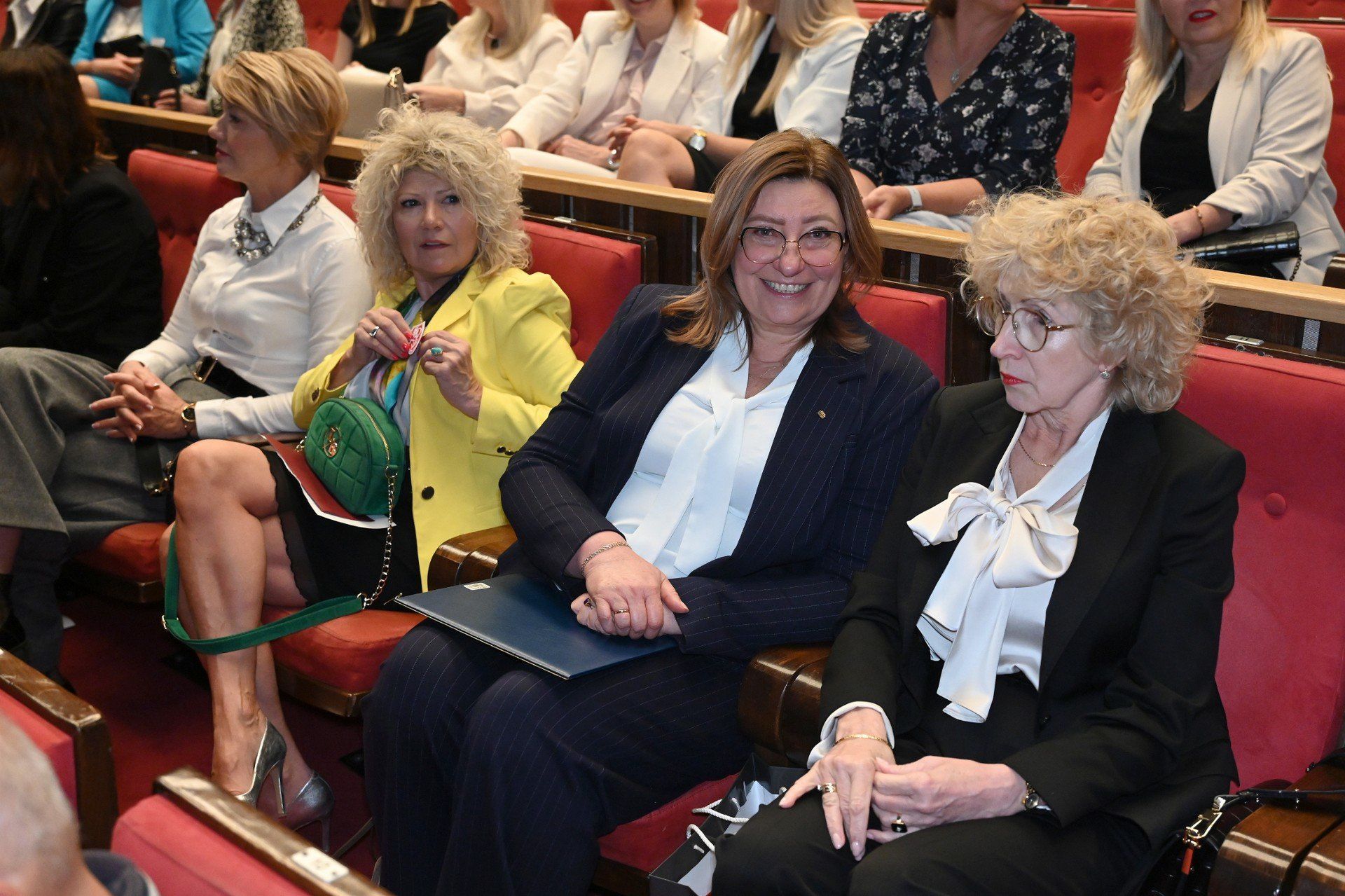 W uroczystości wzięły udział Grażyna Dekiel - świętokrzyska wicekurator oświaty i Beata Wojciechowska, rektor Uniwersytetu Jana Kochanowskiego w Kielcach.