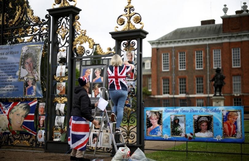 Wielbiciele księżnej Diany składają jej hołd przed bramą Pałacu Kensington