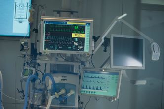 Afera z respiratorami. Komornik zajął 6 mln euro na koncie handlarza bronią