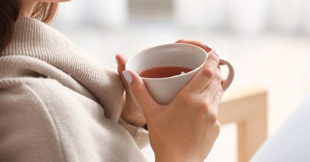 Polacy piją tę herbatę bardzo często. Szkodzi jelitom i wątrobie