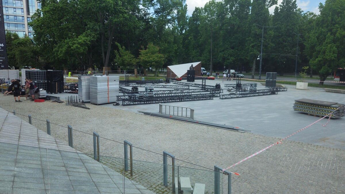 Montaż sceny na pl. Teatralnym przed CSK