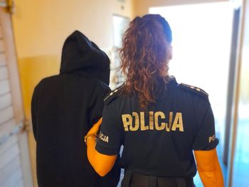 Włamała się do domu i miała przy sobie narkotyki. Została zatrzymana