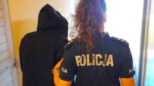 Włamała się do domu i miała przy sobie narkotyki. Została zatrzymana