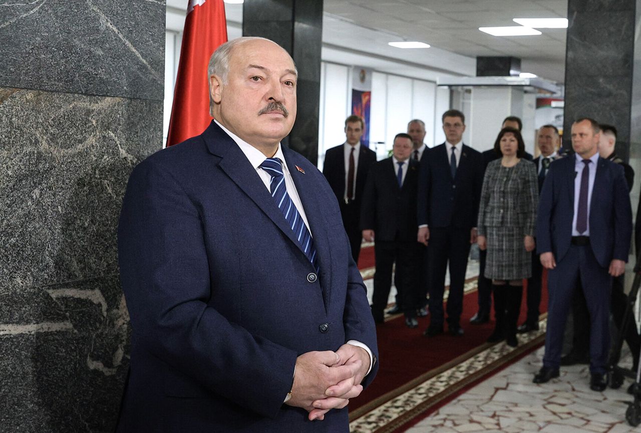 A handout picture made available by Belarusian Presidential Press Service shows Belarus' President Alexander Lukashenko (L) speaking to journalists during the Belarusian parliamentary elections at a polling station in Minsk, Belarus, 25 February 2024. Belarus holds its parliamentary election on 25 February, the first single voting day in the country's history, to elect 110 deputies to the lower house of parliament (House of Representatives) and about 12,000 representatives of local councils. EPA/BELARUSIAN PRESIDENTIAL PRESS SERVICE / HANDOUT HANDOUT EDITORIAL USE ONLY/NO SALES HANDOUT EDITORIAL USE ONLY/NO SALES Dostawca: PAP/EPA.