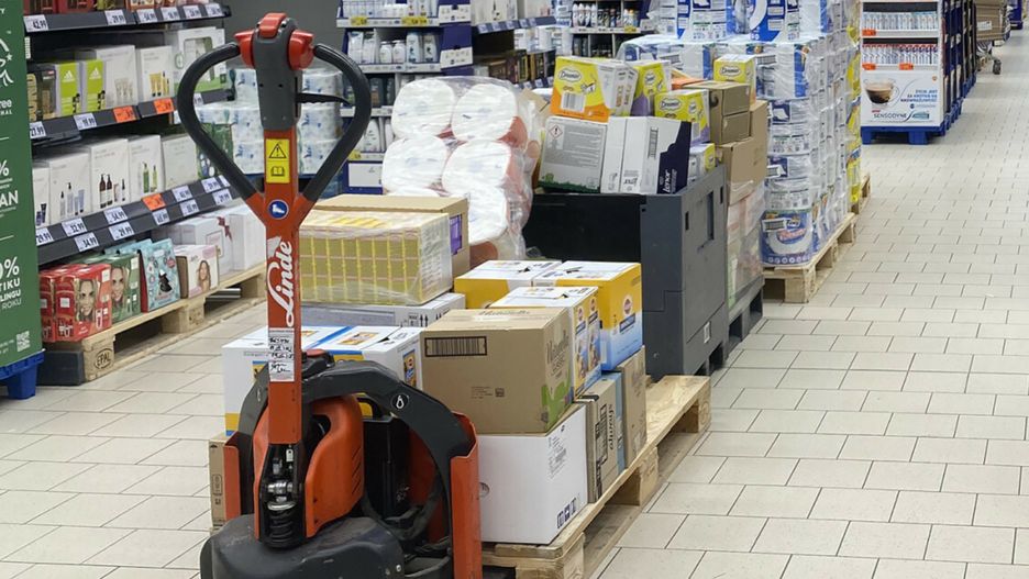 O tym trzeba wiedzieć, kiedy pracownik rozładowuje towar w sklepie