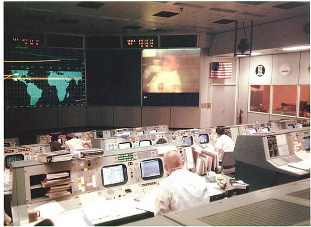 Centrum kontroli lotów NASA. Po prawej stronie widoczne kapsuły, wrzucane do pneumatycznego systemu transportowego (Fot. NASA.gov)
