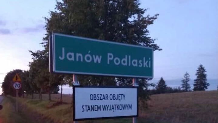 Tablica informująca o stanie wyjątkowym w Janowie Podlaskim