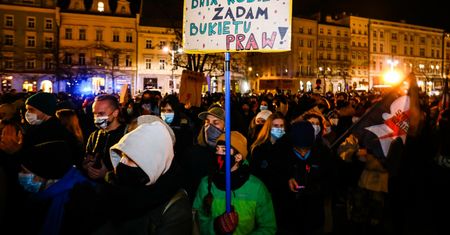 Zwróciła uwagę na "chytrą" strategię rządu i Kościoła. Ostrzega Polki