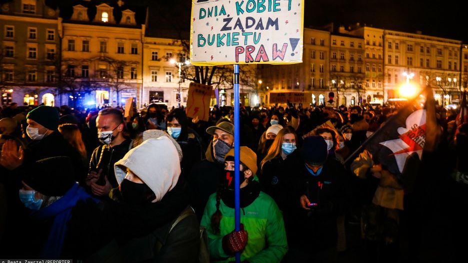 Demonstranci w Krakowie. Kobiety wciąż domagają się uszanowania ich głosu.