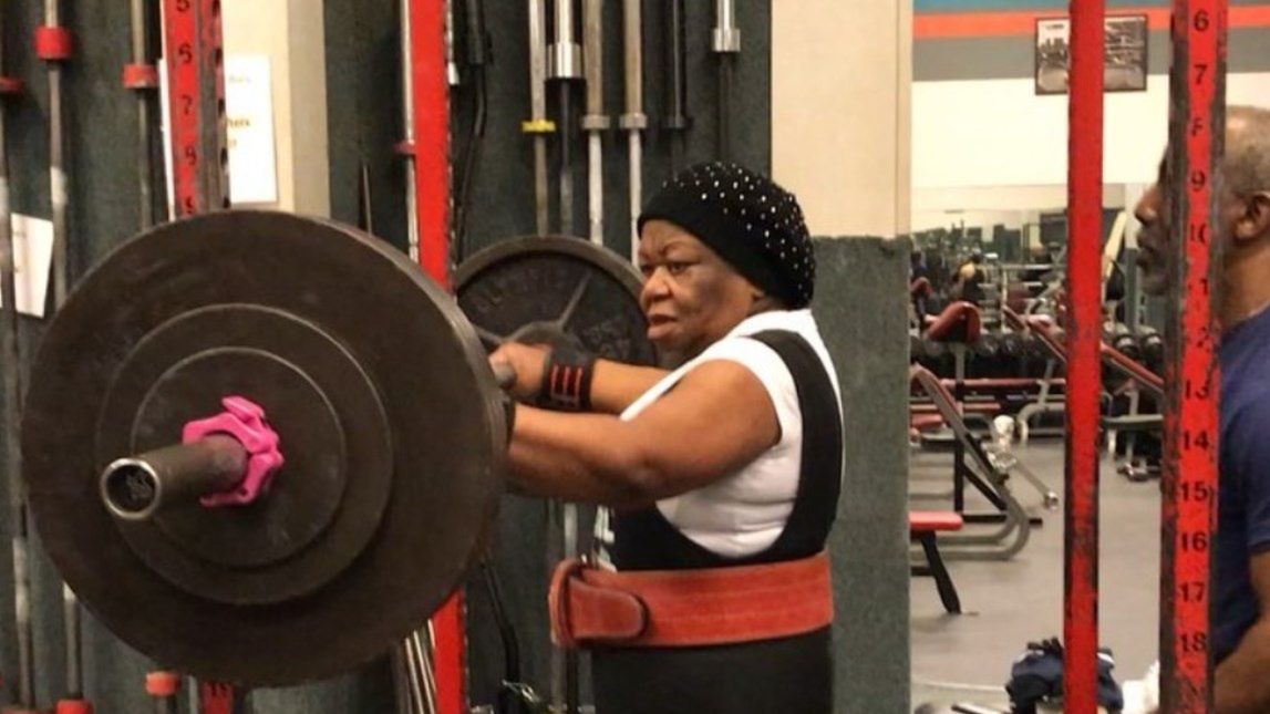 78-latka popija rekordy w podnoszeniu ciężarów