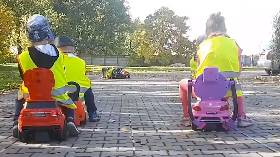 Dzieci wraz z Ochotniczą Strażą Pożarną Poznań-Głuszyna nagrały film instruktażowy dotyczący tworzenia korytarza życia