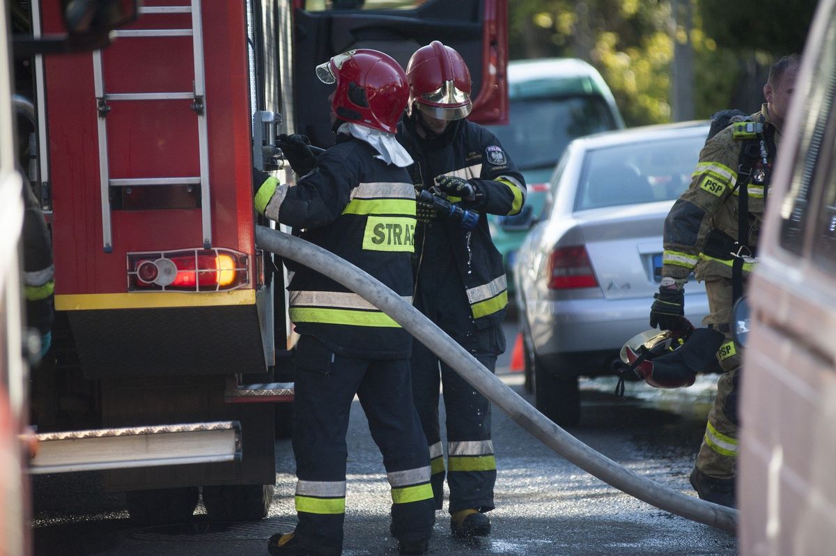 Śląskie. Blisko 50 strażaków walczyło z pożarem hali magazynowej w Tychach.