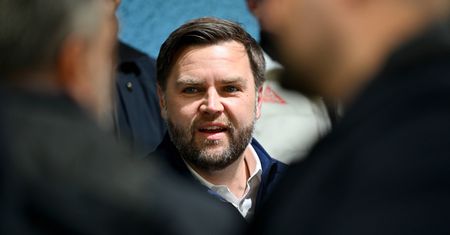 Groził, że użyje karabinu M14 wobec Vance'a. Został oskarżony