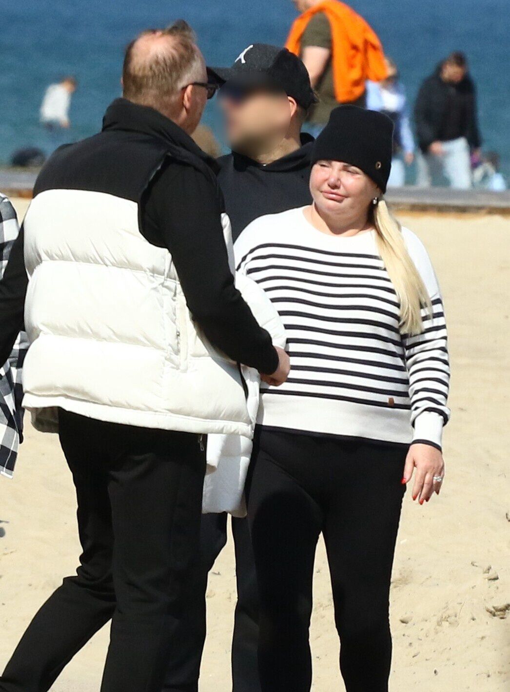 Odmieniona Katarzyna Niezgoda snuje się po Sopocie 