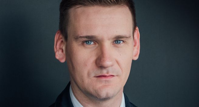 Jakub Dymek pozwał AszDziennik, portal z sądowym zakazem powielania informacji dot. dziennikarza