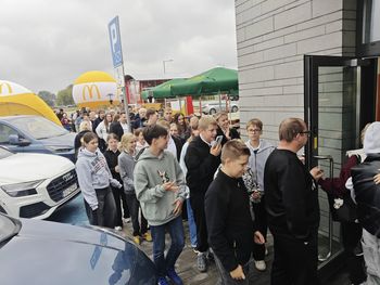 Tłumy na otwarciu nowego McDonald's w Siemianowicach Śląskich. Była gigantyczna kolejka i paraliż parkingu