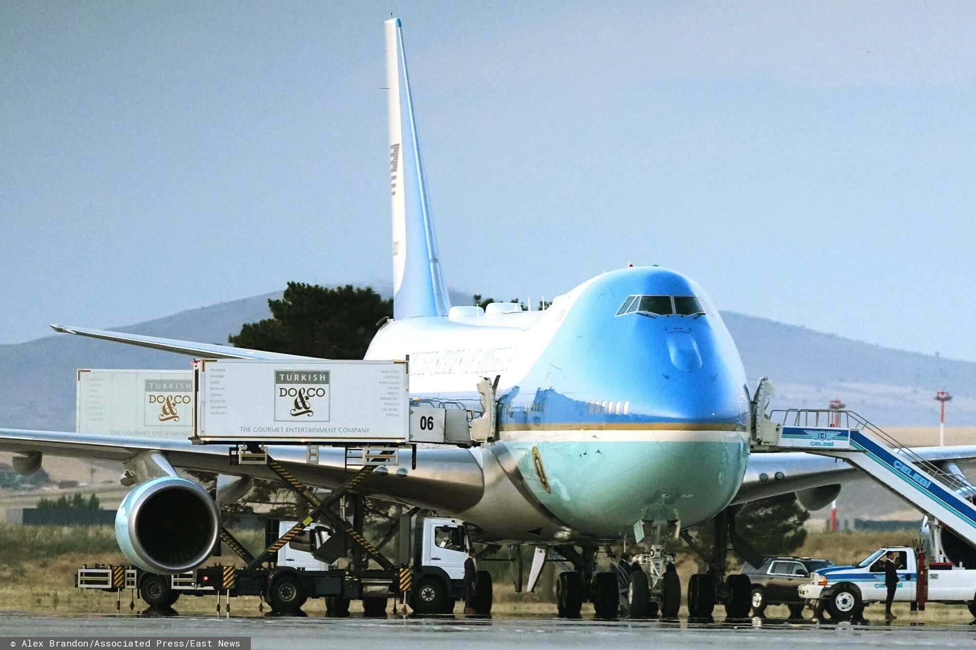  Air Force One na lotnisku w Ankarze, obok kontenery cateringowe