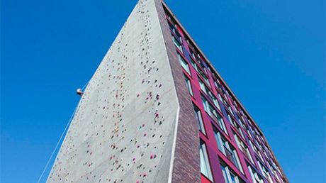 Akademik z zewnętrzną ścianką wspinaczkową 1