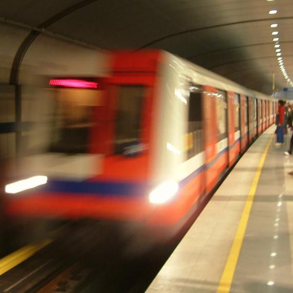 Metro jeździ częściej w godzinach szczytu