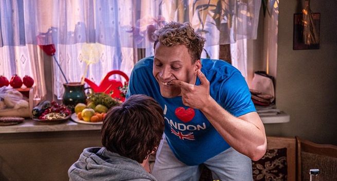 Malcolm i Stomil kontra „janusze biznesu”. „Edukacja XD” wykpiwa absurdy rynku pracy