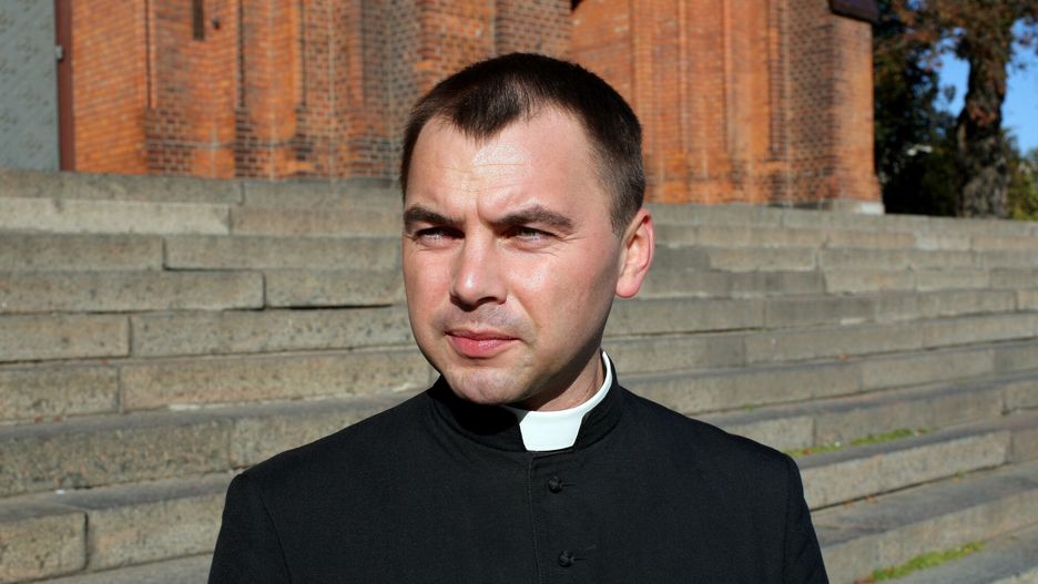 Cud w Sok�?ce
FOT. PIOTR MECIK / SE / EAST NEWS  
BIALYSTOK 
29.09.2009 
W KOSCIELE SW. ANTONIEGO KSIADZ UPUSCIL HOSTIE. NIE MOZNA BYLO JEJ PODAC WIERNYM, ZOSTALA WIEC UMIESZCZONA W NACZYNIU Z WODA, GDZIE MIALA SIE ROZPUSCIC. PO KILKU DNIACH WODA ZABARWILA SIE NA CZERWONO. OKAZALO SIE, ZE W SRODKU NACZYNIA ZNAJDUJE SIE KAWALEK MIESNIA SERCOWEGO CZLOWIEKA.  
 
N/Z KSIADZ ANDRZEJ DEBSKI RZECZNIK BIALOSTOCKIEJ KURII
PIOTR MECIK