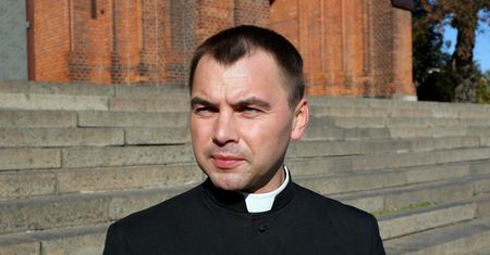 Duchowny składał seksualne propozycje. Archidiecezja zdecydowała ws. księdza Dębskiego