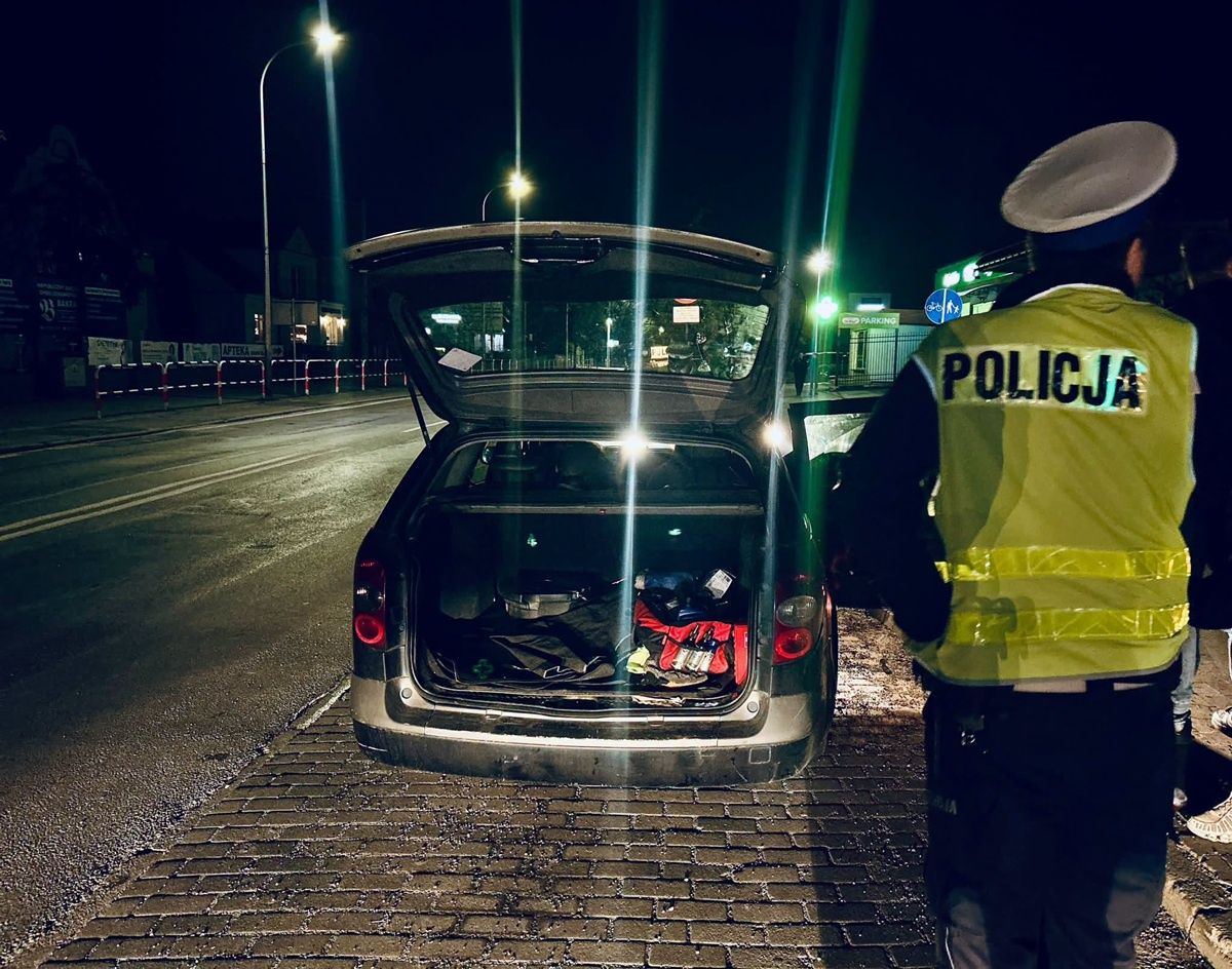 Sześć osób w samochodzie. Szósty pasażer jechał w bagażniku
