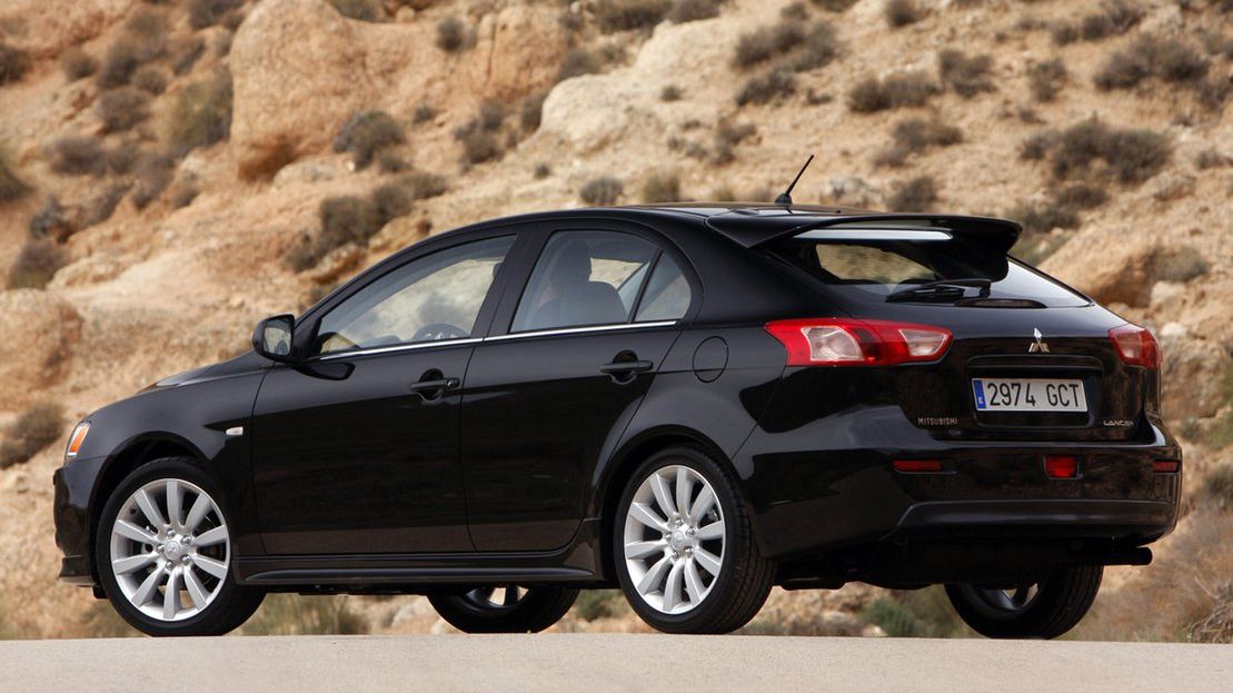 Mitsubishi Lancer, choć mało popularne, jest niezawodne. Podstawą jest silnik benzynowy.