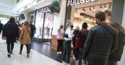 Warszawa. Kolejki przed sklepami w galeriach handlowych