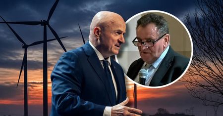 "Zaprowadził mnie do drugiego pokoju. Tam siedział inwestor". Kulisy spotkania u marszałka z PiS