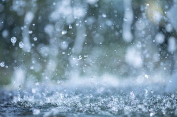 Burze, silny wiatr i możliwe podtopienia. Alerty pogodowe na północy Polski