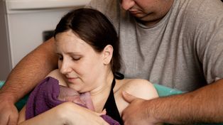 Domy narodzin i porody domowe. MZ szuka alternatyw dla porodówek