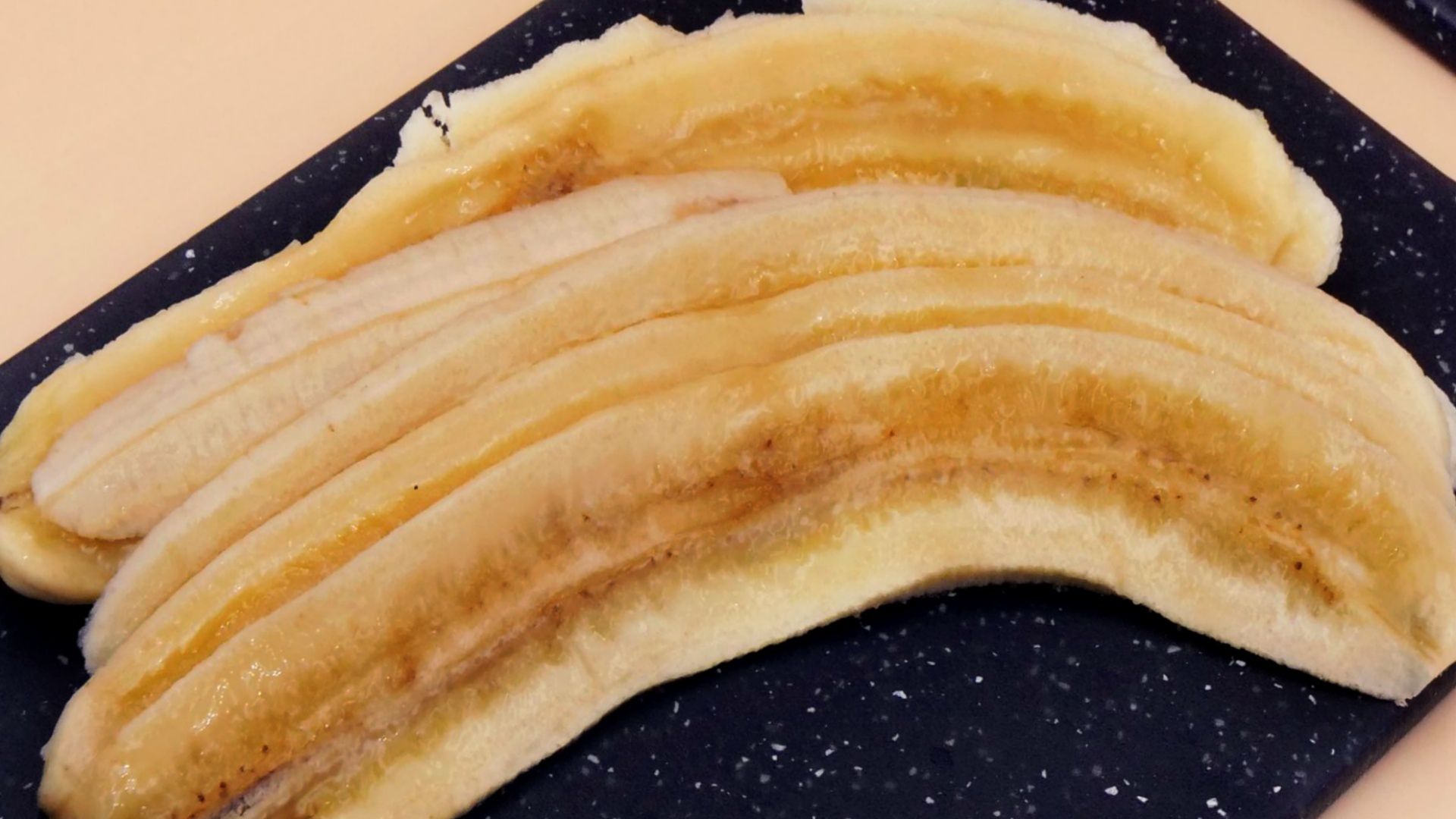 Czerwony banan to owoc, który może zaciekawić zarówno wyglądem, jak i smakiem.