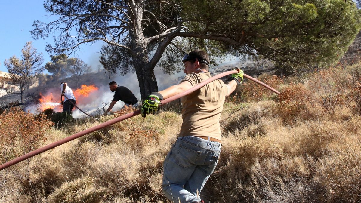 Volunteers try to extinguish a wildfire in Keratea, southeast of Athens, Greece, 30 June 2024. Firefighting forces have been reinforced and are still fighting the blaze in Keratea, with more than 140 firefighters and 17 firefighting aircraft taking part in the operations, Civil Protection sources said. According to the civil protection services, the fire does not have a single front, but four separate sources of flames that the firefighters are working to extinguish simultaneously with constant water drops from the aircraft on each blaze. So far, six settlements have been safely evacuated and 52 people who were trapped have been brought to safety, with police taking over the evacuation of dozens of homes. EPA/ORESTIS PANAGIOTOU Dostawca: PAP/EPA.