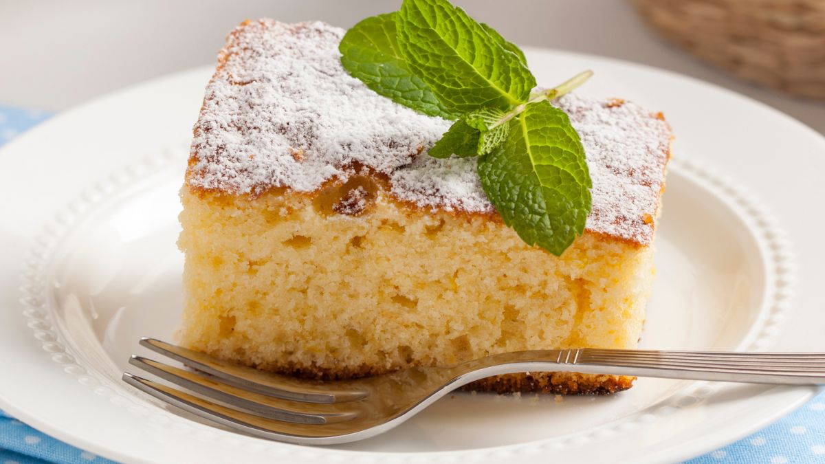 Ciasto jogurtowe świetnie smakuje z domową konfiturą