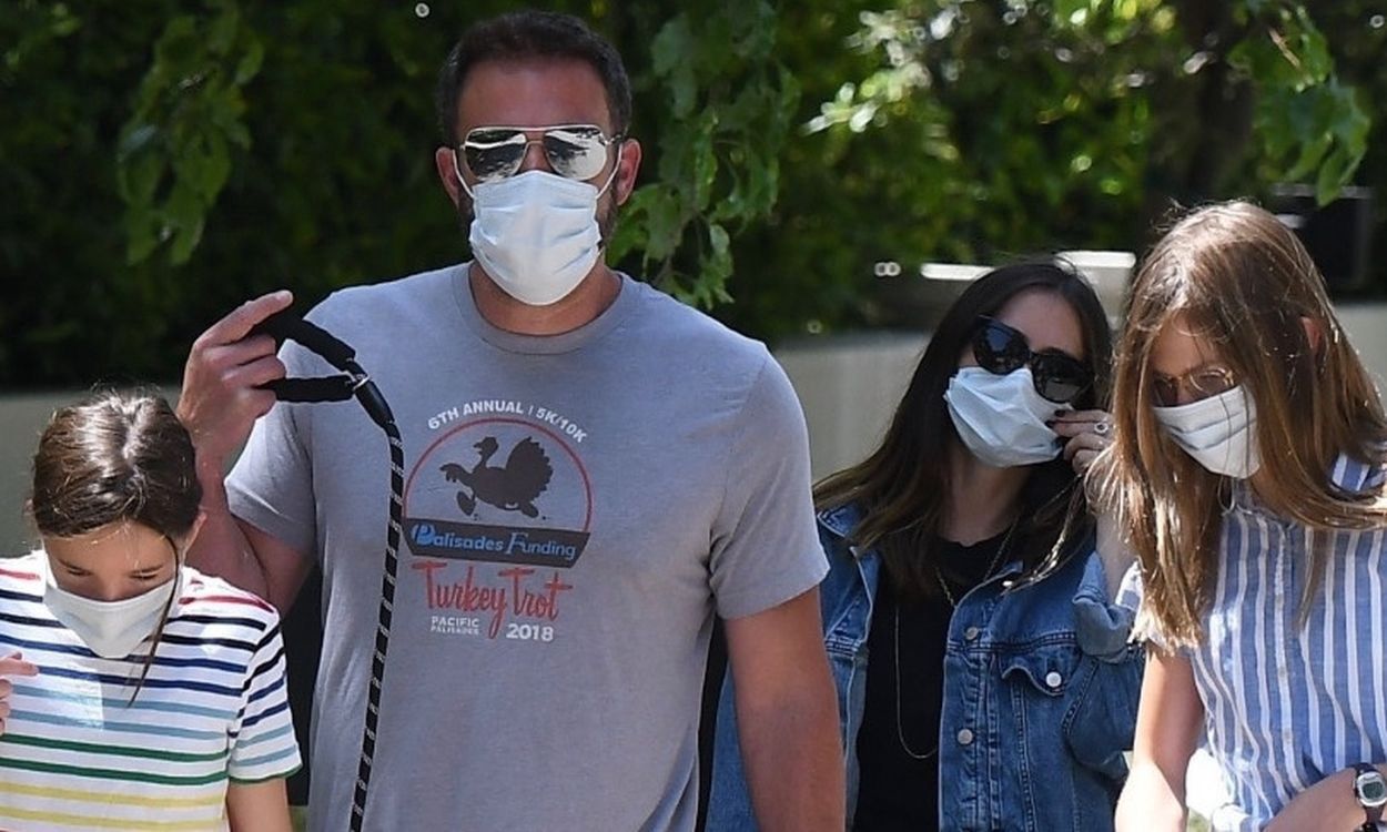 Ben Affleck z dziećmi i partnerką