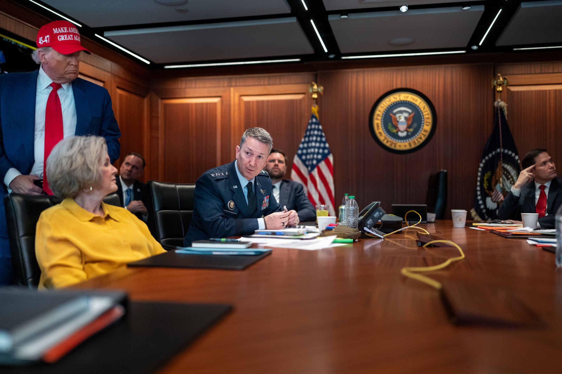 Donald Trump i urzędnicy jego administracji w Sali Sytuacyjnej
