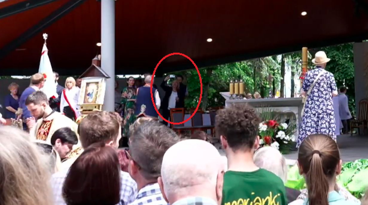 Dominika Chorosińska z mężem robią zdjęcia na uroczystości religijnej